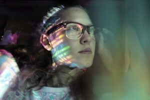 mujer con lentes con reflejo de códigos en su rostro