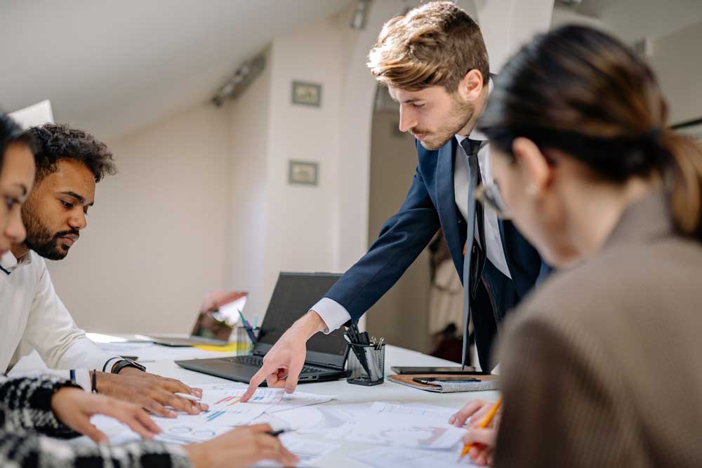 personas trabajando en una oficina